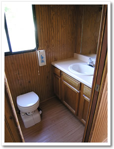 bathroom of Patoka Queen houseboat