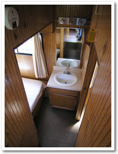 lower level of Patoka Queen houseboat